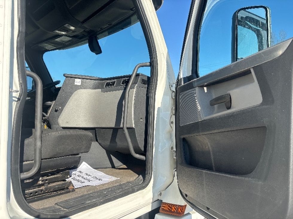 Sleeper Tractor-Heavy Duty Tractors-Freightliner-2020-T12664ST-Poplar Bluff-MO-316,633\n\t\tmiles-$ 73,500 - Image 13