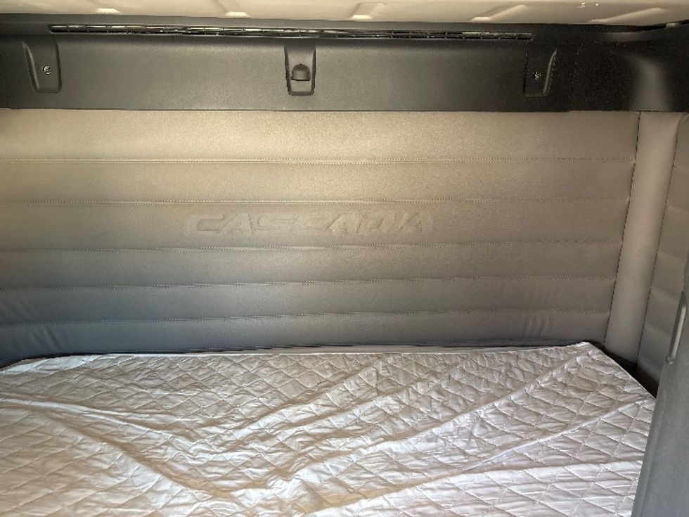 Sleeper Tractor-Heavy Duty Tractors-Freightliner-2020-T12664ST-Poplar Bluff-MO-316,633\n\t\tmiles-$ 73,500 - Image 16