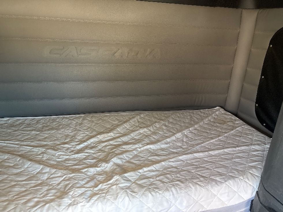 Sleeper Tractor-Heavy Duty Tractors-Freightliner-2020-T12664ST-Poplar Bluff-MO-316,633\n\t\tmiles-$ 73,500 - Image 17