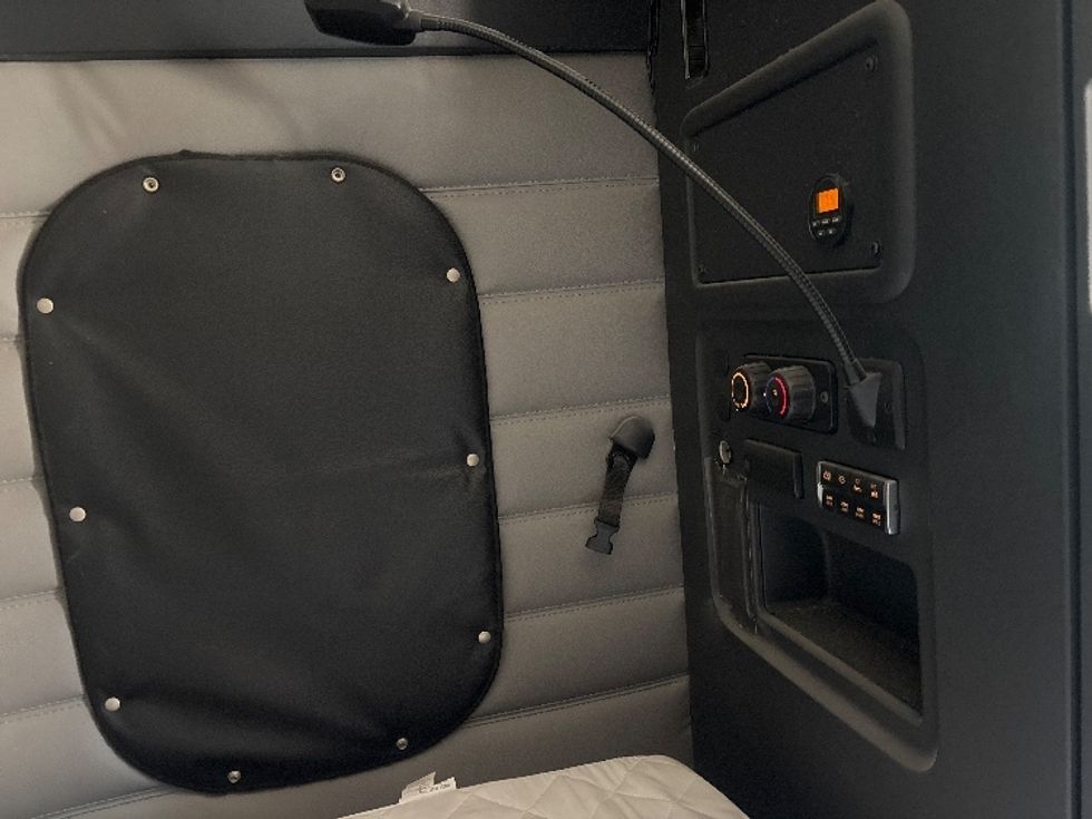 Sleeper Tractor-Heavy Duty Tractors-Freightliner-2020-T12664ST-Poplar Bluff-MO-316,633\n\t\tmiles-$ 73,500 - Image 18