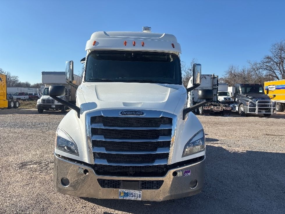 Sleeper Tractor-Heavy Duty Tractors-Freightliner-2020-T12664ST-Poplar Bluff-MO-316,633\n\t\tmiles-$ 73,500 - Image 2