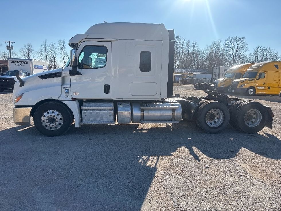 Sleeper Tractor-Heavy Duty Tractors-Freightliner-2020-T12664ST-Poplar Bluff-MO-316,633\n\t\tmiles-$ 73,500 - Image 4