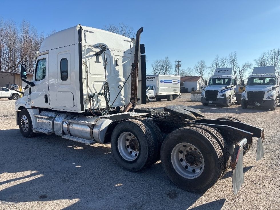 Sleeper Tractor-Heavy Duty Tractors-Freightliner-2020-T12664ST-Poplar Bluff-MO-316,633\n\t\tmiles-$ 73,500 - Image 5