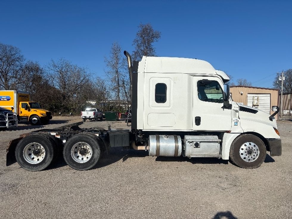 Sleeper Tractor-Heavy Duty Tractors-Freightliner-2020-T12664ST-Poplar Bluff-MO-316,633\n\t\tmiles-$ 73,500 - Image 8