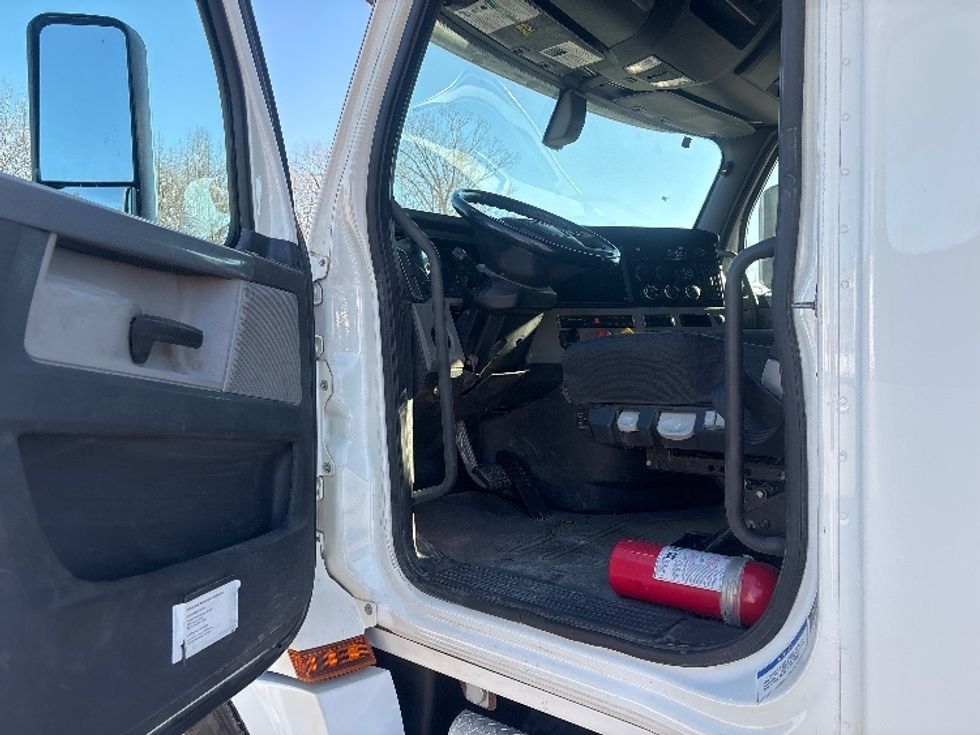 Sleeper Tractor-Heavy Duty Tractors-Freightliner-2020-T12664ST-Poplar Bluff-MO-316,633\n\t\tmiles-$ 73,500 - Image 9