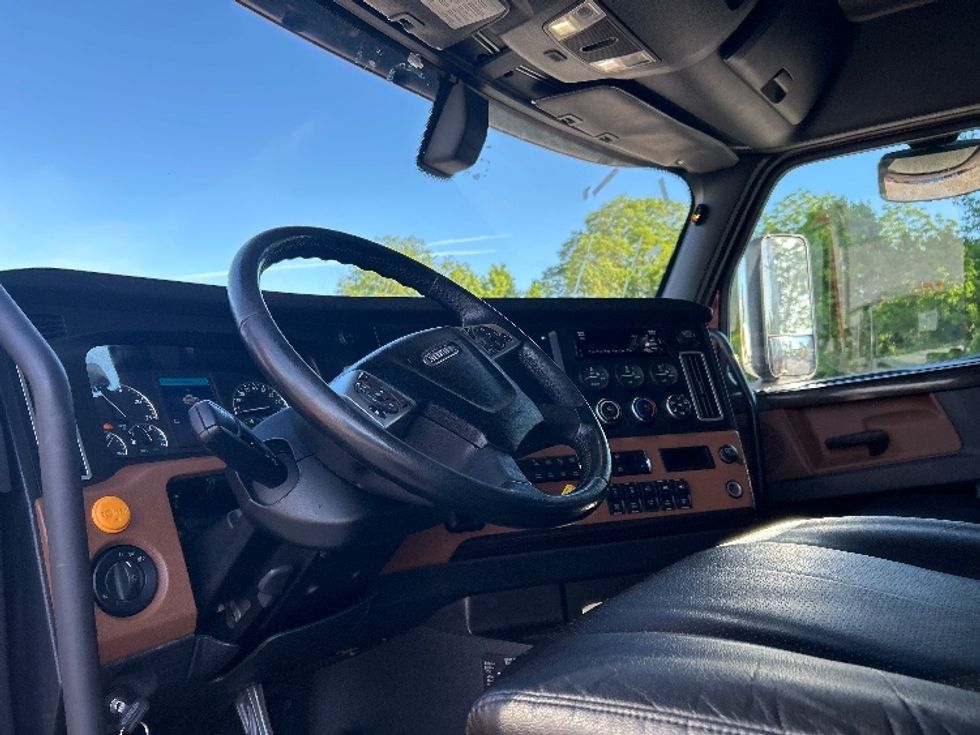 Sleeper Tractor-Heavy Duty Tractors-Freightliner-2020-T12664ST-Poplar Bluff-MO-364,349\n\t\tmiles-$ 71,500 - Image 10
