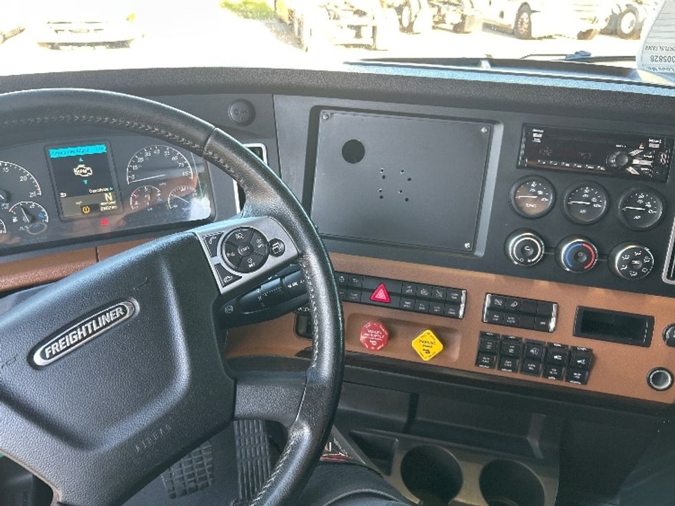 Sleeper Tractor-Heavy Duty Tractors-Freightliner-2020-T12664ST-Poplar Bluff-MO-364,349\n\t\tmiles-$ 71,500 - Image 11