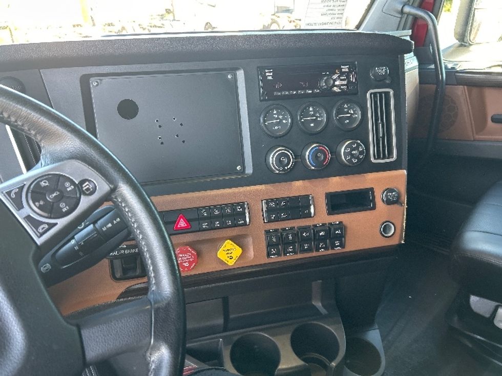 Sleeper Tractor-Heavy Duty Tractors-Freightliner-2020-T12664ST-Poplar Bluff-MO-364,349\n\t\tmiles-$ 71,500 - Image 12