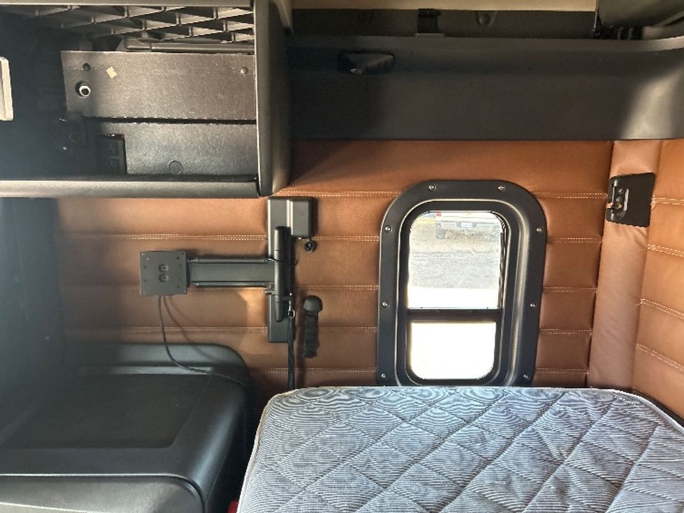 Sleeper Tractor-Heavy Duty Tractors-Freightliner-2020-T12664ST-Poplar Bluff-MO-364,349\n\t\tmiles-$ 71,500 - Image 19