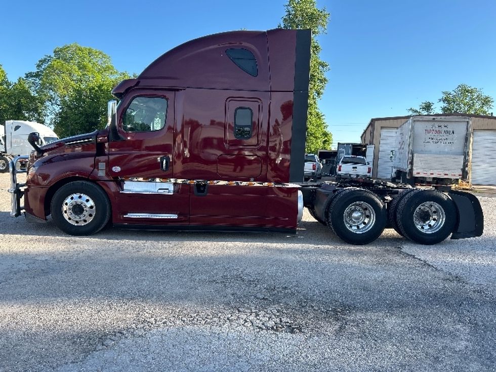 Sleeper Tractor-Heavy Duty Tractors-Freightliner-2020-T12664ST-Poplar Bluff-MO-364,349\n\t\tmiles-$ 71,500 - Image 4