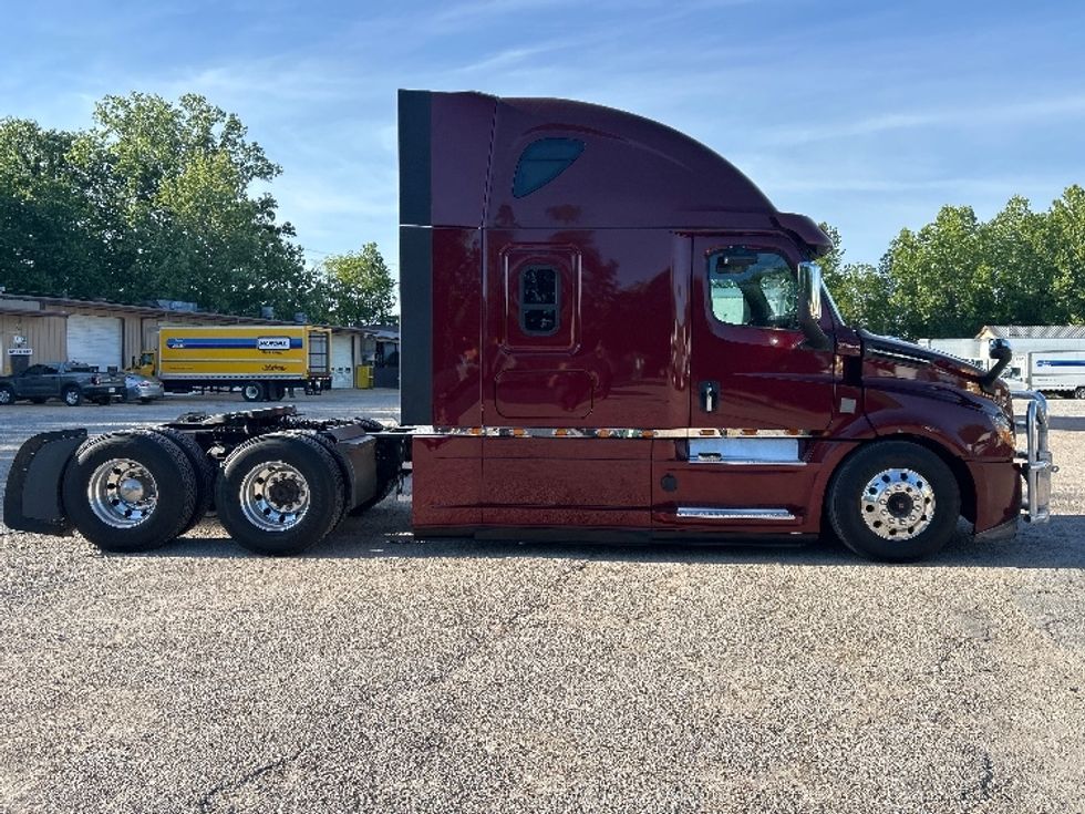 Sleeper Tractor-Heavy Duty Tractors-Freightliner-2020-T12664ST-Poplar Bluff-MO-364,349\n\t\tmiles-$ 71,500 - Image 8