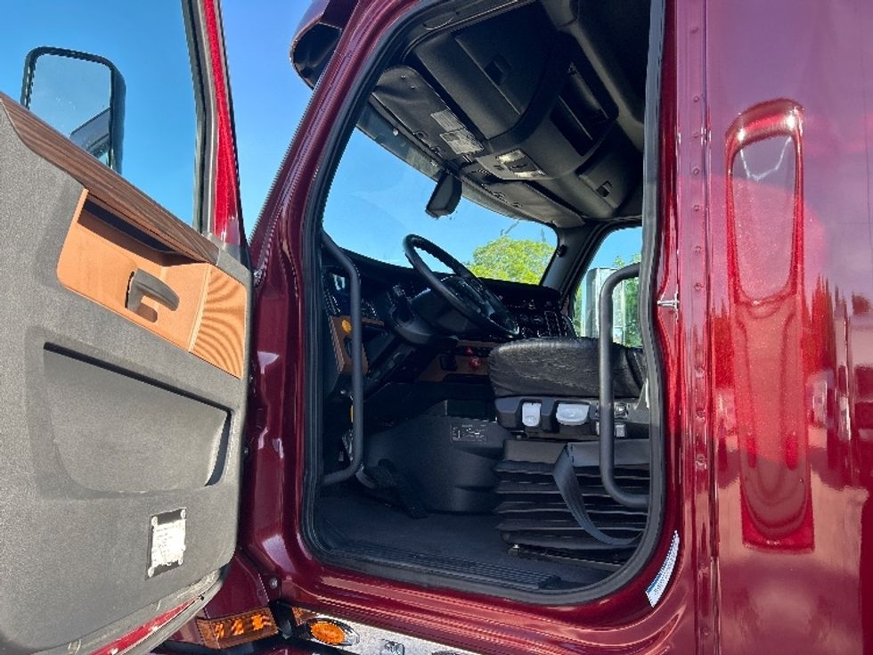 Sleeper Tractor-Heavy Duty Tractors-Freightliner-2020-T12664ST-Poplar Bluff-MO-364,349\n\t\tmiles-$ 71,500 - Image 9