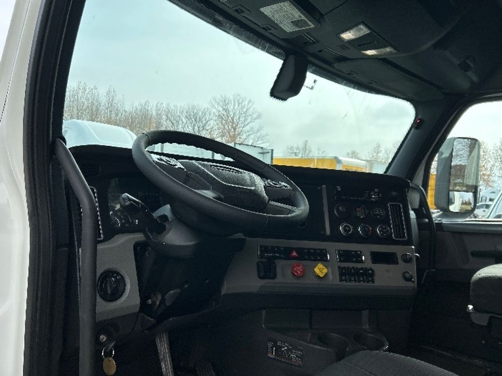 Sleeper Tractor-Heavy Duty Tractors-Freightliner-2020-T12664ST-Poplar Bluff-MO-486,610\n\t\tmiles-$ 64,750 - Image 10