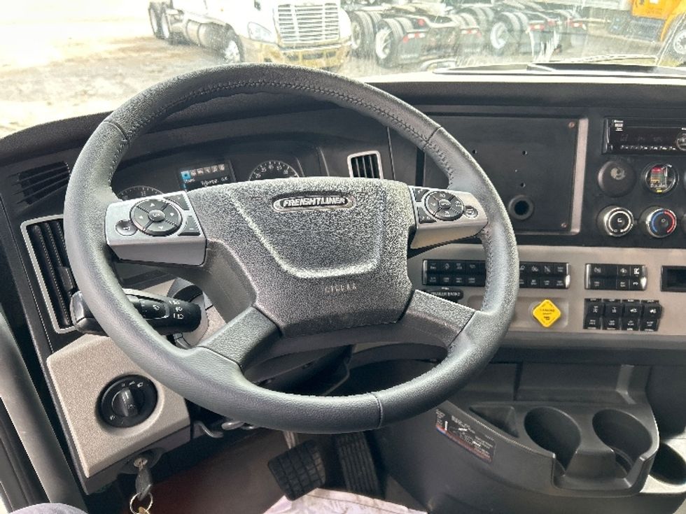 Sleeper Tractor-Heavy Duty Tractors-Freightliner-2020-T12664ST-Poplar Bluff-MO-486,610\n\t\tmiles-$ 64,750 - Image 11