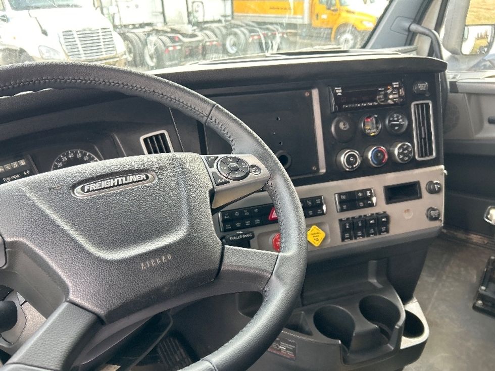 Sleeper Tractor-Heavy Duty Tractors-Freightliner-2020-T12664ST-Poplar Bluff-MO-486,610\n\t\tmiles-$ 64,750 - Image 12