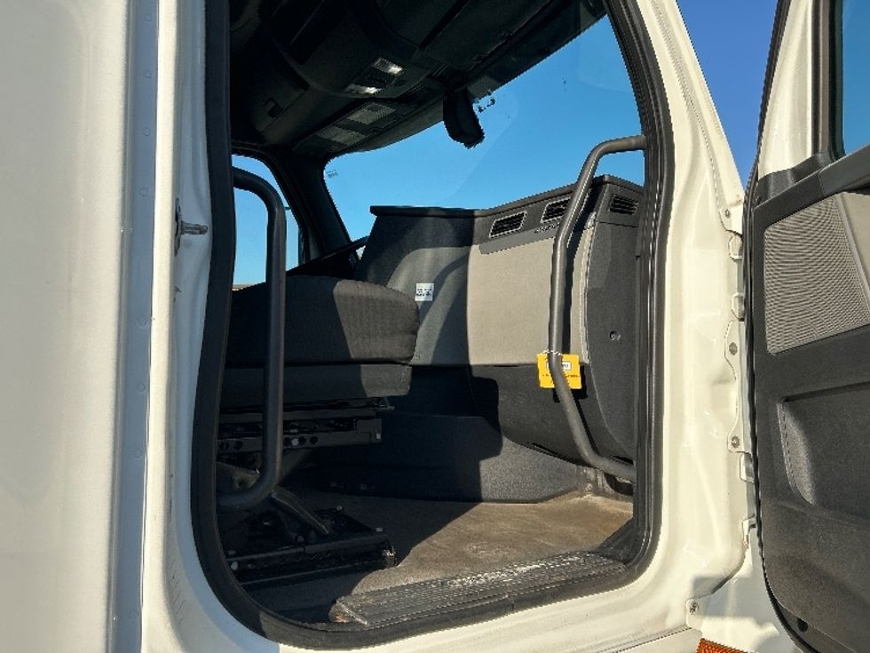 Sleeper Tractor-Heavy Duty Tractors-Freightliner-2020-T12664ST-Poplar Bluff-MO-486,610\n\t\tmiles-$ 64,750 - Image 13