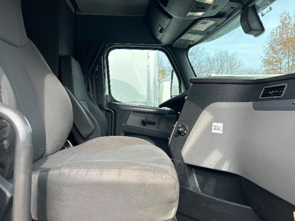 Sleeper Tractor-Heavy Duty Tractors-Freightliner-2020-T12664ST-Poplar Bluff-MO-486,610\n\t\tmiles-$ 64,750 - Image 15