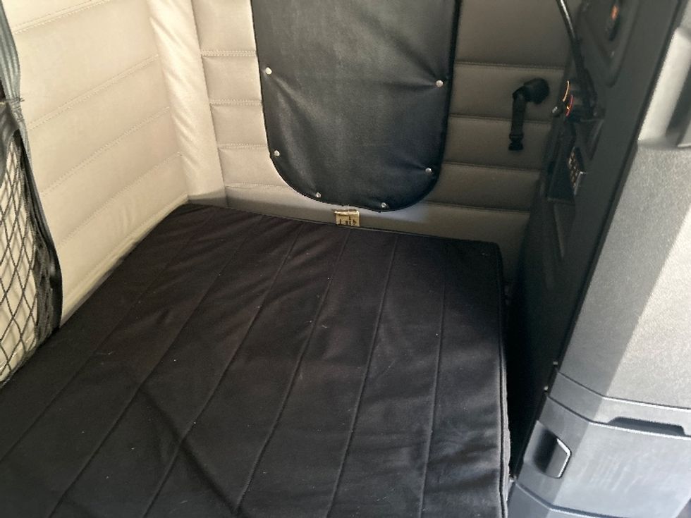 Sleeper Tractor-Heavy Duty Tractors-Freightliner-2020-T12664ST-Poplar Bluff-MO-486,610\n\t\tmiles-$ 64,750 - Image 17