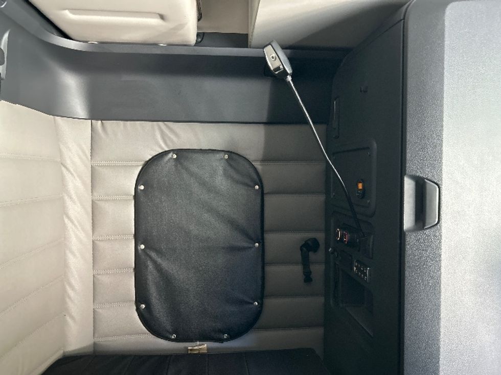 Sleeper Tractor-Heavy Duty Tractors-Freightliner-2020-T12664ST-Poplar Bluff-MO-486,610\n\t\tmiles-$ 64,750 - Image 18