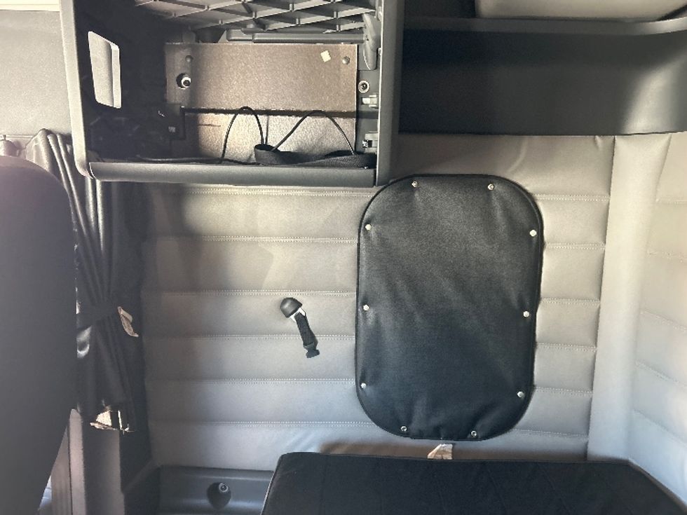 Sleeper Tractor-Heavy Duty Tractors-Freightliner-2020-T12664ST-Poplar Bluff-MO-486,610\n\t\tmiles-$ 64,750 - Image 19