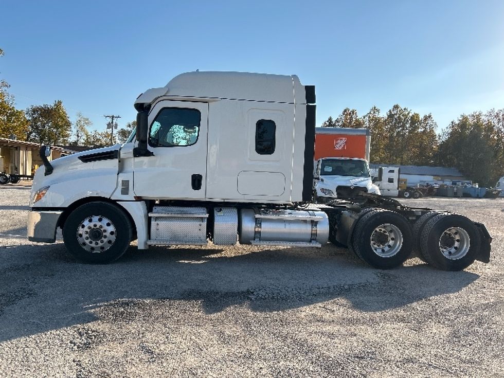 Sleeper Tractor-Heavy Duty Tractors-Freightliner-2020-T12664ST-Poplar Bluff-MO-486,610\n\t\tmiles-$ 64,750 - Image 4
