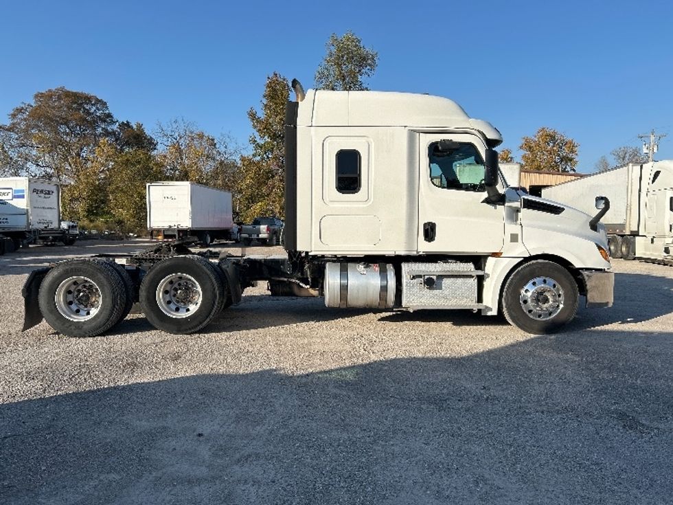 Sleeper Tractor-Heavy Duty Tractors-Freightliner-2020-T12664ST-Poplar Bluff-MO-486,610\n\t\tmiles-$ 64,750 - Image 8