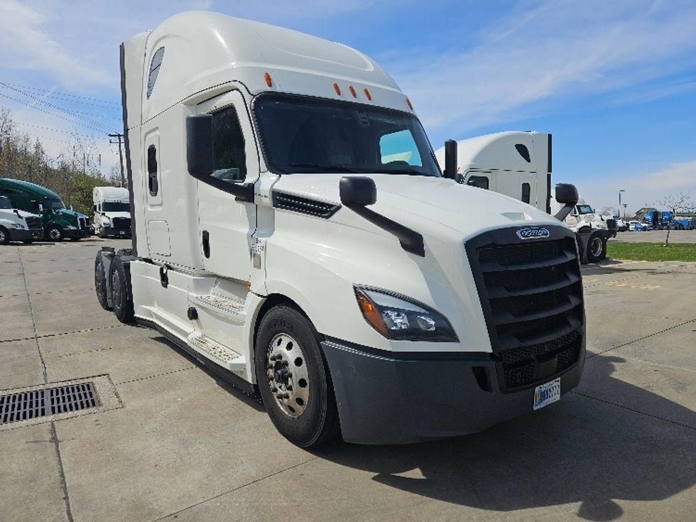 Sleeper Tractor-Heavy Duty Tractors-Freightliner-2020-T12664ST-Poplar Bluff-MO-575,711\n\t\tmiles-$ 52,000 - Image 1