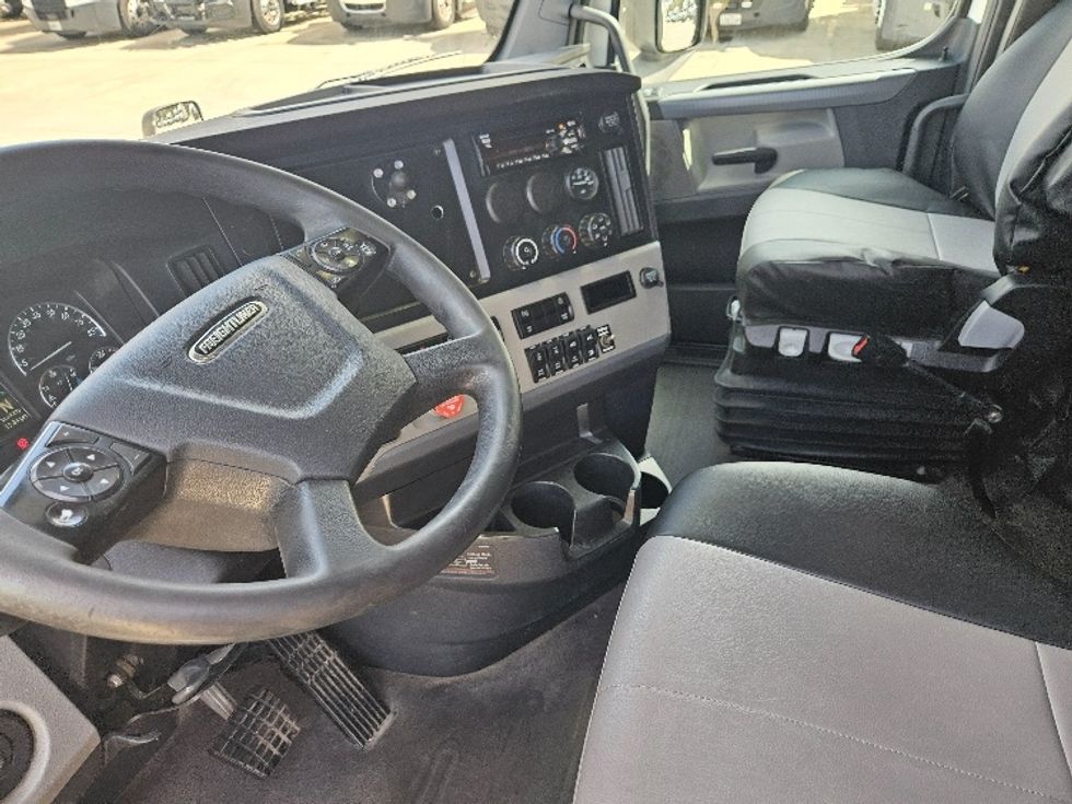 Sleeper Tractor-Heavy Duty Tractors-Freightliner-2020-T12664ST-Poplar Bluff-MO-575,711\n\t\tmiles-$ 52,000 - Image 10