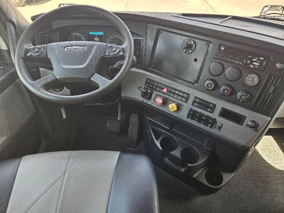 Sleeper Tractor-Heavy Duty Tractors-Freightliner-2020-T12664ST-Poplar Bluff-MO-575,711\n\t\tmiles-$ 52,000 - Image 11