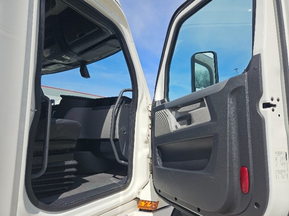 Sleeper Tractor-Heavy Duty Tractors-Freightliner-2020-T12664ST-Poplar Bluff-MO-575,711\n\t\tmiles-$ 52,000 - Image 13