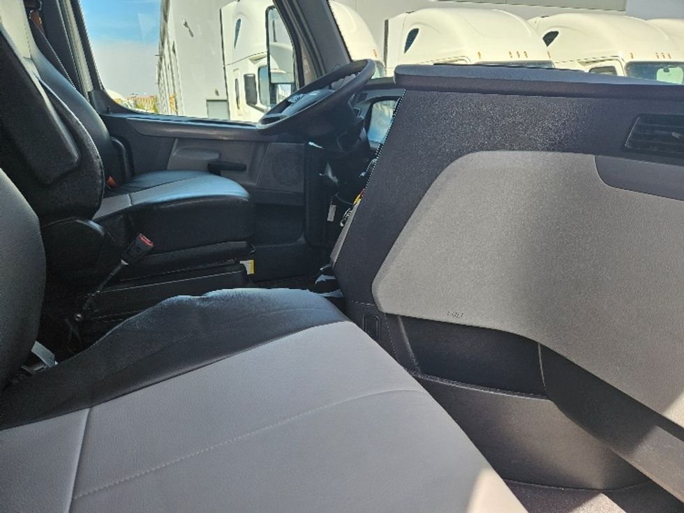 Sleeper Tractor-Heavy Duty Tractors-Freightliner-2020-T12664ST-Poplar Bluff-MO-575,711\n\t\tmiles-$ 52,000 - Image 15