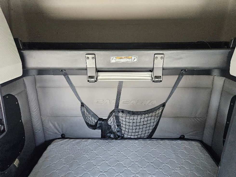 Sleeper Tractor-Heavy Duty Tractors-Freightliner-2020-T12664ST-Poplar Bluff-MO-575,711\n\t\tmiles-$ 52,000 - Image 16