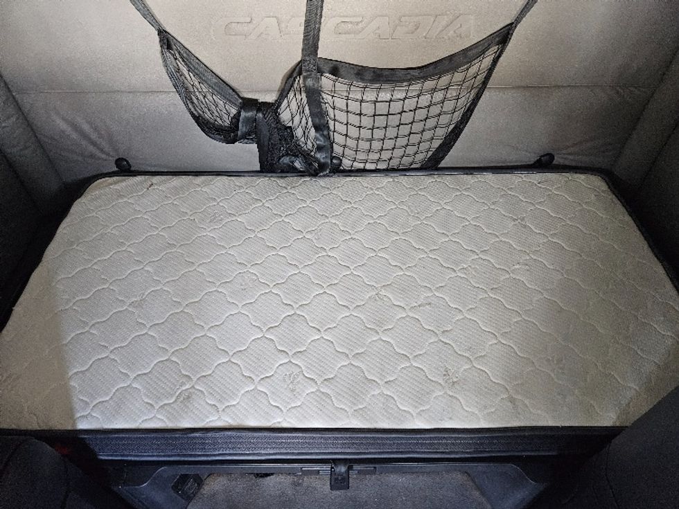 Sleeper Tractor-Heavy Duty Tractors-Freightliner-2020-T12664ST-Poplar Bluff-MO-575,711\n\t\tmiles-$ 52,000 - Image 17