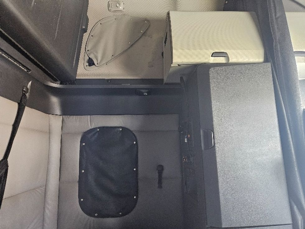 Sleeper Tractor-Heavy Duty Tractors-Freightliner-2020-T12664ST-Poplar Bluff-MO-575,711\n\t\tmiles-$ 52,000 - Image 18