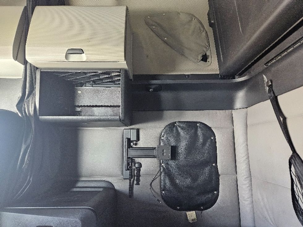 Sleeper Tractor-Heavy Duty Tractors-Freightliner-2020-T12664ST-Poplar Bluff-MO-575,711\n\t\tmiles-$ 52,000 - Image 19