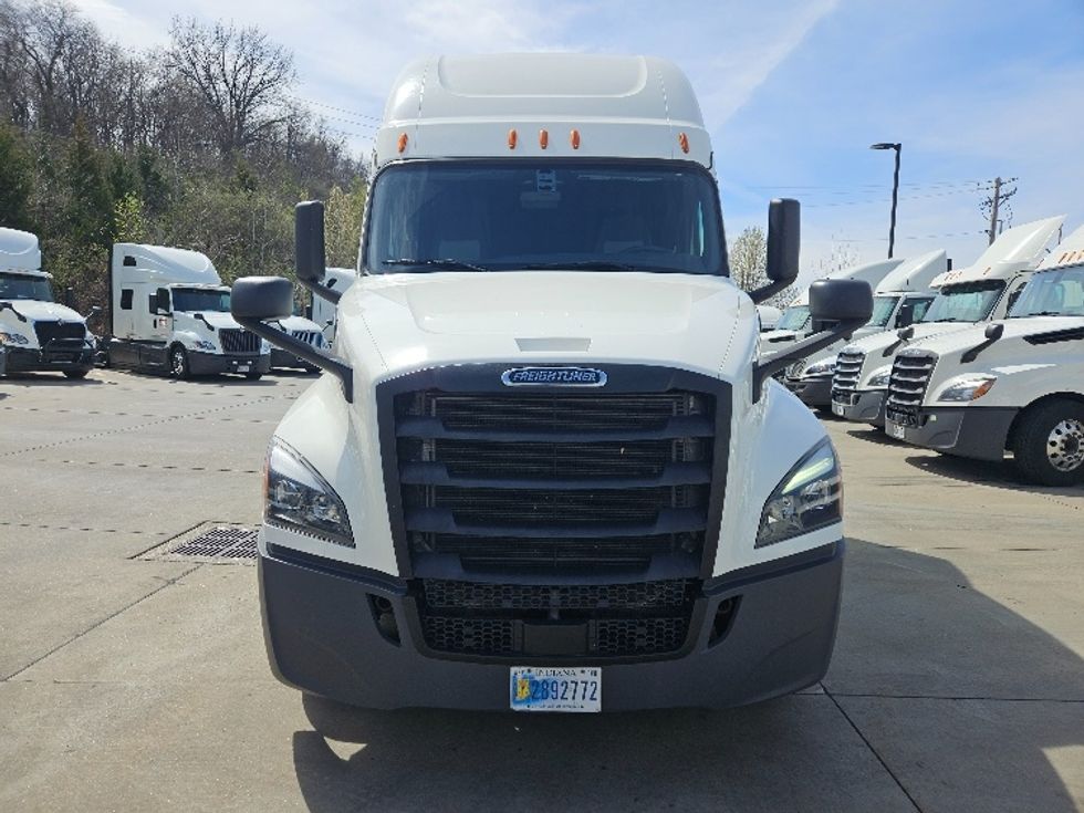 Sleeper Tractor-Heavy Duty Tractors-Freightliner-2020-T12664ST-Poplar Bluff-MO-575,711\n\t\tmiles-$ 52,000 - Image 2