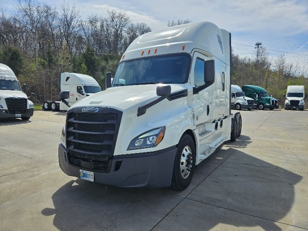 Sleeper Tractor-Heavy Duty Tractors-Freightliner-2020-T12664ST-Poplar Bluff-MO-575,711\n\t\tmiles-$ 52,000 - Image 3
