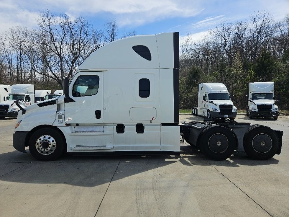 Sleeper Tractor-Heavy Duty Tractors-Freightliner-2020-T12664ST-Poplar Bluff-MO-575,711\n\t\tmiles-$ 52,000 - Image 4