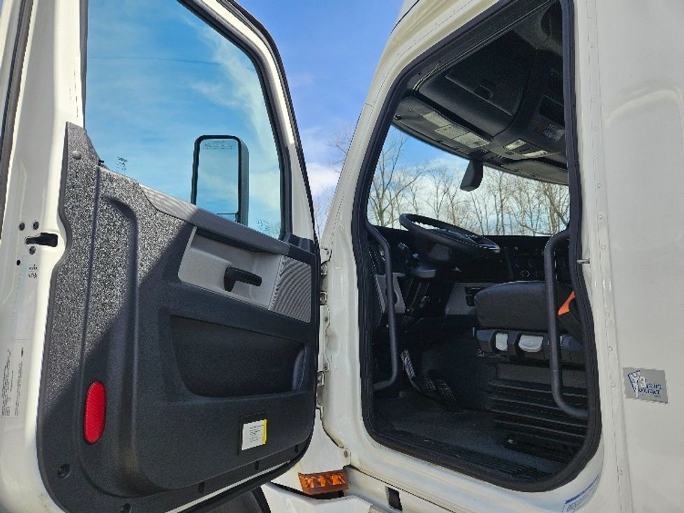 Sleeper Tractor-Heavy Duty Tractors-Freightliner-2020-T12664ST-Poplar Bluff-MO-575,711\n\t\tmiles-$ 52,000 - Image 9