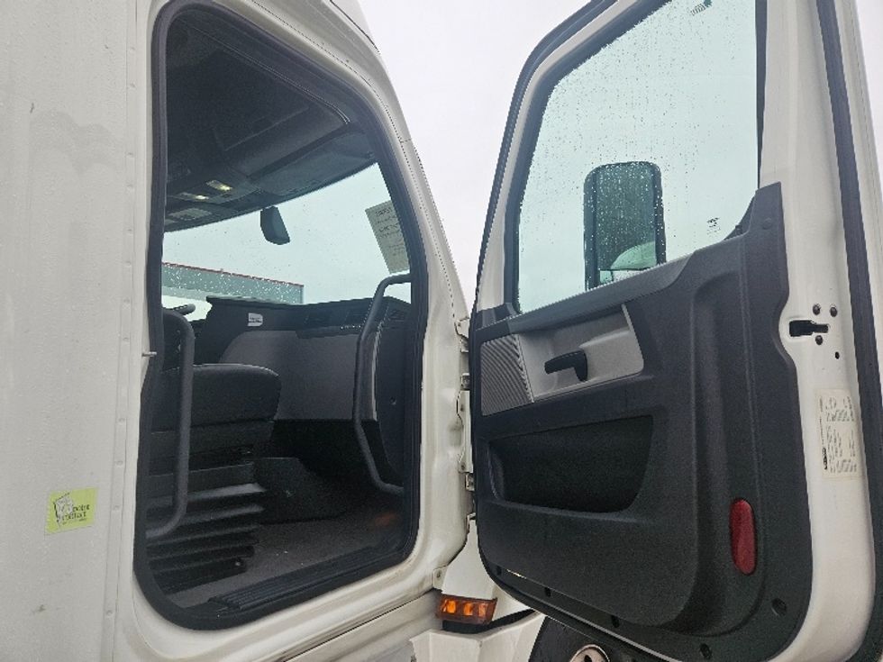 Sleeper Tractor-Heavy Duty Tractors-Freightliner-2020-T12664ST-Poplar Bluff-MO-606,629\n\t\tmiles-$ 52,750 - Image 13