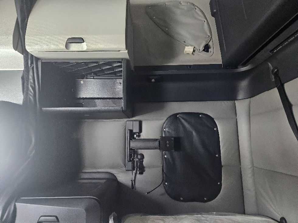 Sleeper Tractor-Heavy Duty Tractors-Freightliner-2020-T12664ST-Poplar Bluff-MO-606,629\n\t\tmiles-$ 52,750 - Image 19