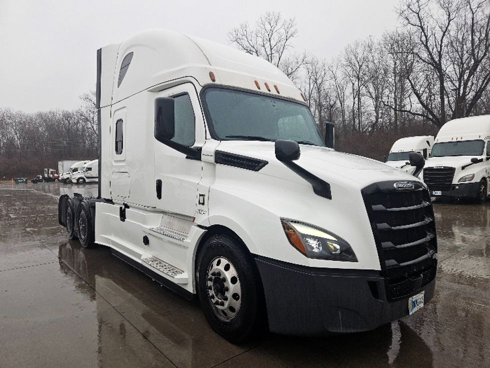 Sleeper Tractor-Heavy Duty Tractors-Freightliner-2020-T12664ST-Poplar Bluff-MO-617,830\n\t\tmiles-$ 52,000 - Image 1