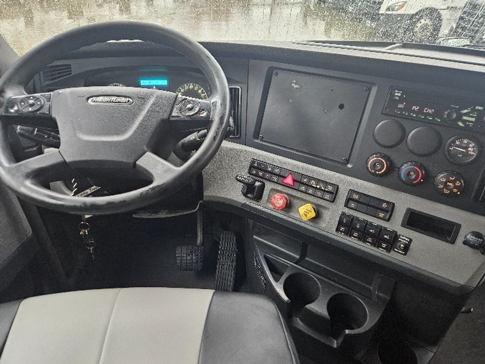 Sleeper Tractor-Heavy Duty Tractors-Freightliner-2020-T12664ST-Poplar Bluff-MO-617,830\n\t\tmiles-$ 52,000 - Image 11