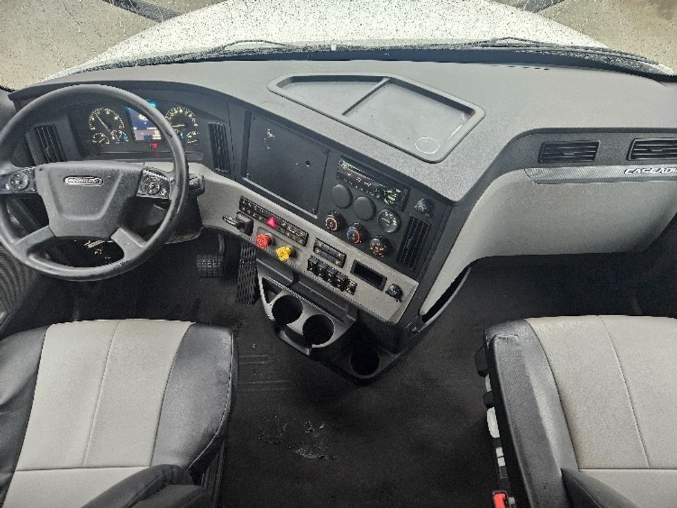 Sleeper Tractor-Heavy Duty Tractors-Freightliner-2020-T12664ST-Poplar Bluff-MO-617,830\n\t\tmiles-$ 52,000 - Image 12