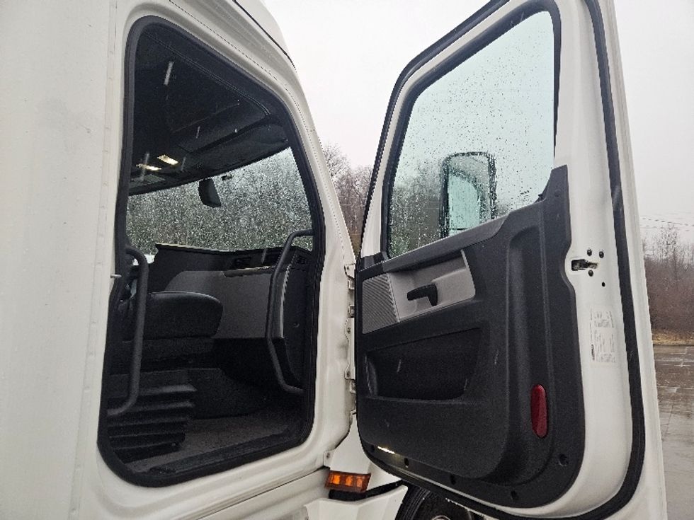 Sleeper Tractor-Heavy Duty Tractors-Freightliner-2020-T12664ST-Poplar Bluff-MO-617,830\n\t\tmiles-$ 52,000 - Image 13