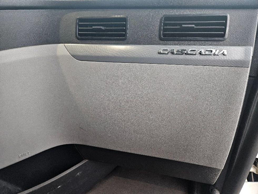 Sleeper Tractor-Heavy Duty Tractors-Freightliner-2020-T12664ST-Poplar Bluff-MO-617,830\n\t\tmiles-$ 52,000 - Image 14