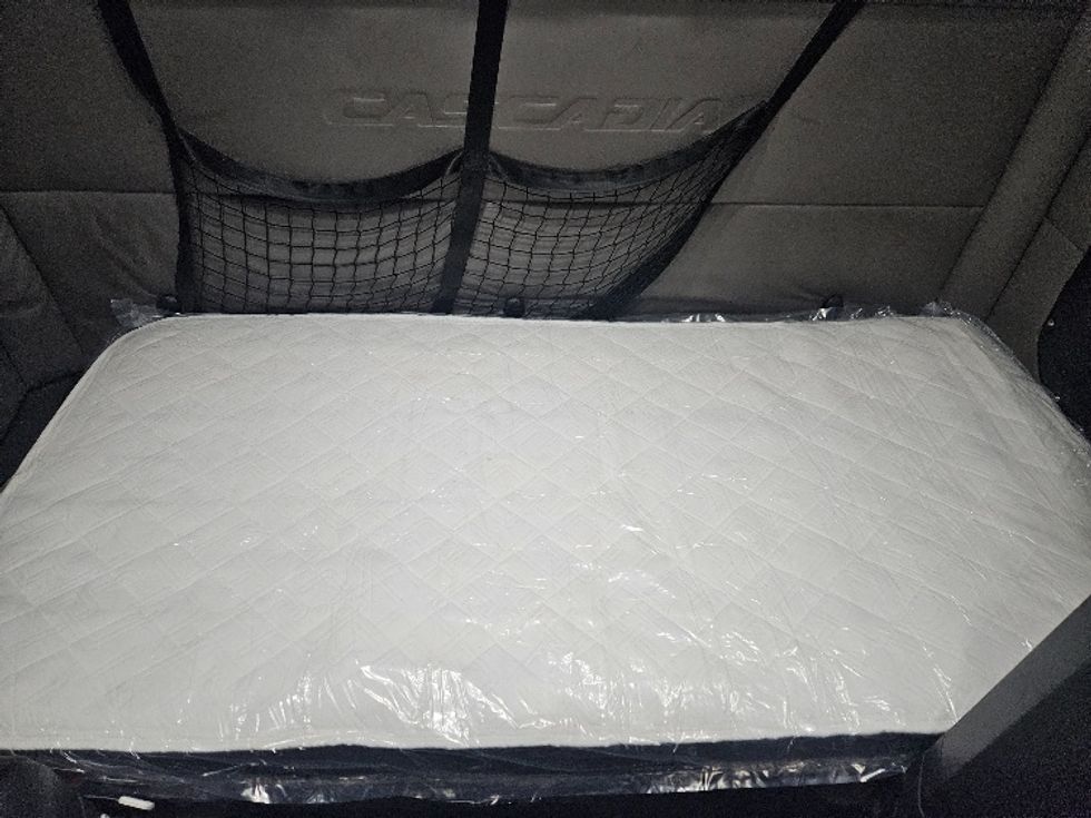 Sleeper Tractor-Heavy Duty Tractors-Freightliner-2020-T12664ST-Poplar Bluff-MO-617,830\n\t\tmiles-$ 52,000 - Image 17