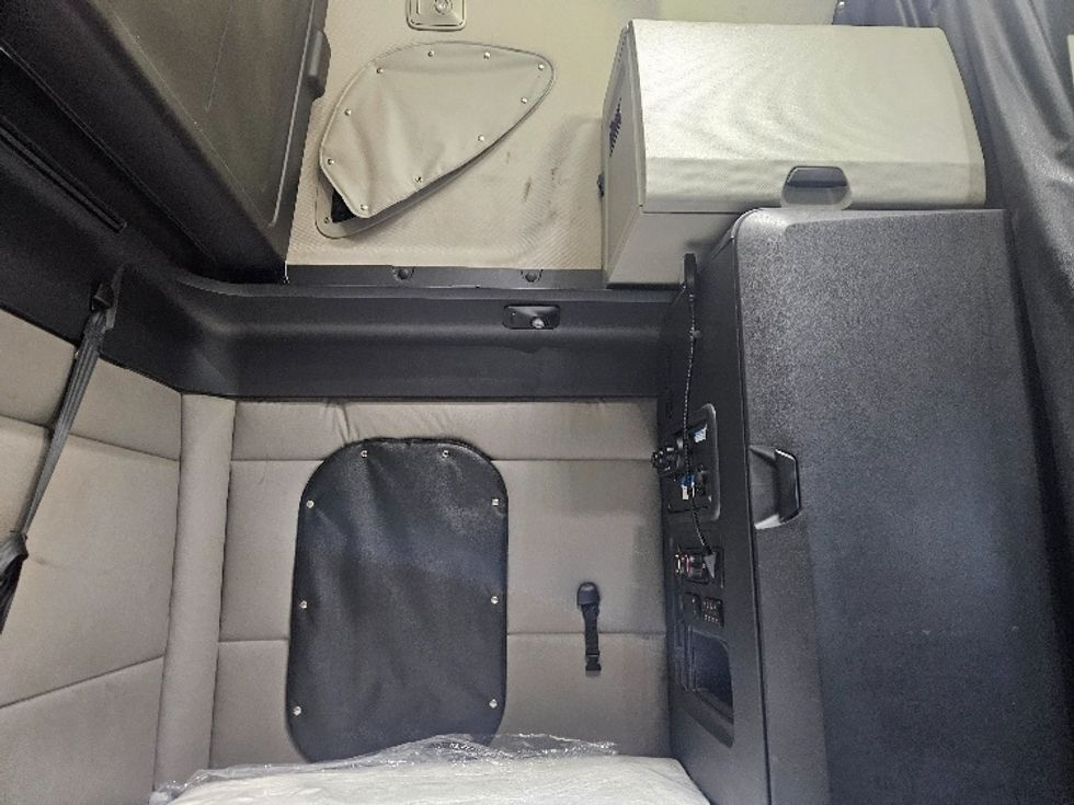 Sleeper Tractor-Heavy Duty Tractors-Freightliner-2020-T12664ST-Poplar Bluff-MO-617,830\n\t\tmiles-$ 52,000 - Image 18