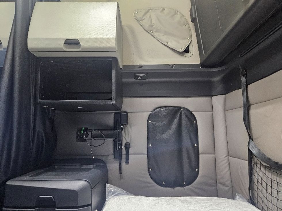 Sleeper Tractor-Heavy Duty Tractors-Freightliner-2020-T12664ST-Poplar Bluff-MO-617,830\n\t\tmiles-$ 52,000 - Image 19