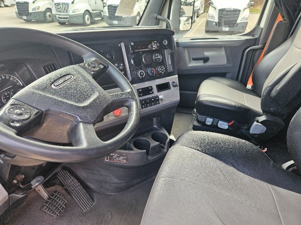 Sleeper Tractor-Heavy Duty Tractors-Freightliner-2020-T12664ST-Poplar Bluff-MO-619,290\n\t\tmiles-$ 52,000 - Image 10